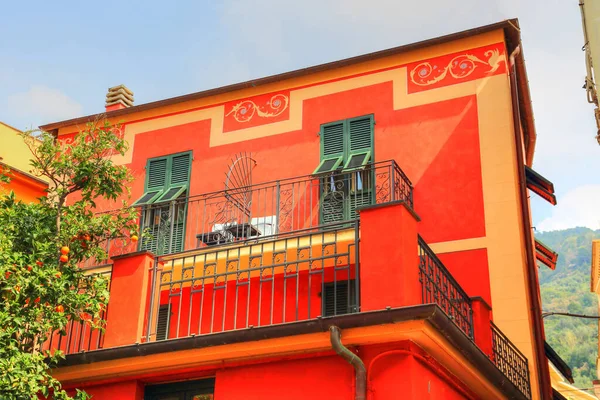 İtalya, Cinque Terre 'de renkli Monterosso sokakları
