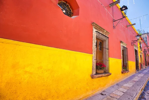 Meksika, San Miguel de Allende 'nin tarihi şehir merkezinde renkli binalar ve sokaklar