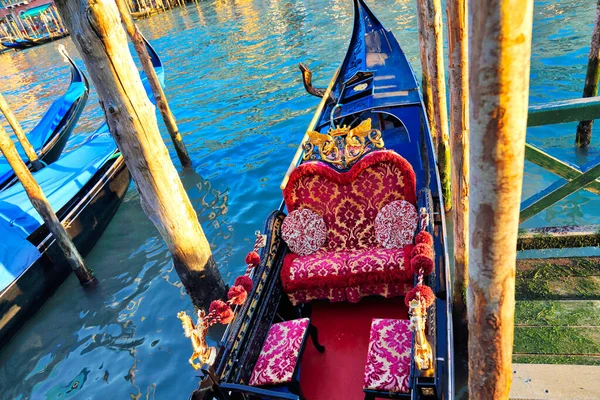 Góndola Lujo Esperando Los Turistas Cerca Del Puente Rialto Venecia — Foto de Stock