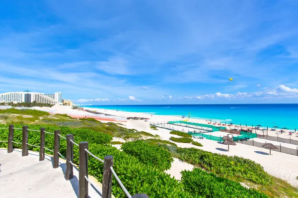 Playa Delfines (Yunus Sahili) lakabı El Mirador (The Lookout) Riviera Maya 'nın en manzaralı halk plajlarından biridir.