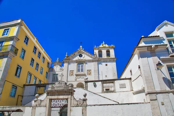 歴史的中心部のカラフルなリスボンの通り — ストック写真