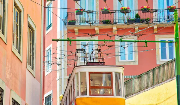 旧市街中心部のリスボンの街のカラフルなリスボントラム — ストック写真