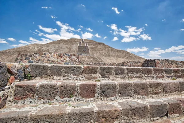 メキシコ市の近くに位置するランドマークTeotihuacanピラミッド — ストック写真