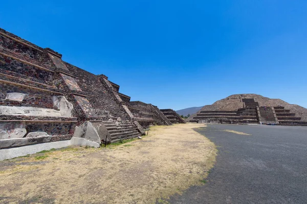 メキシコシティに近いメキシコ高地とメキシコ渓谷に位置するランドマークTeotihuacanピラミッド複合体 — ストック写真