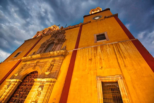 과나후아토의 성당입구 이탈리아어 Basilica Nuestra Senora Guanajuato — 스톡 사진