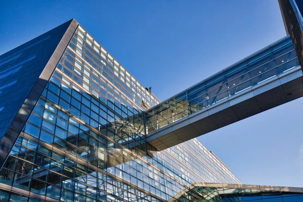 Kopenhag, Danimarka-1 Ağustos 2018: Su kanalları boyunca kentsel Kopenhag mimarisi