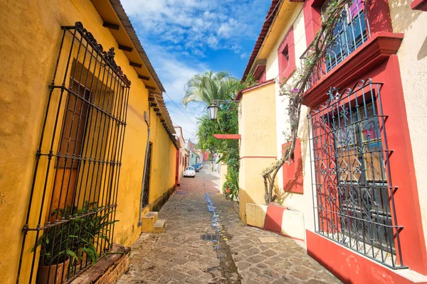 Oaxaca, Manzaralı eski şehir sokakları ve tarihi şehir merkezinde renkli koloni binaları