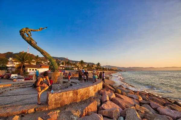 2018年4月20日 墨西哥瓦莱塔港 著名的马莱肯雕塑 座落在风景秀丽的海滩上 — 图库照片