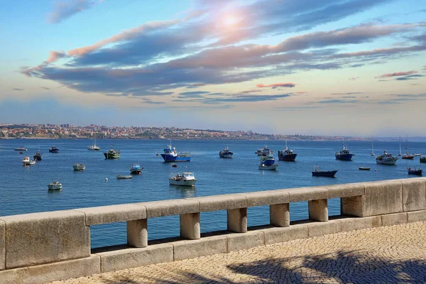 Cascais limanı ve eski şehrin sokakları
