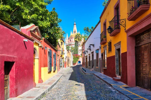 Meksika, San Miguel de Allende 'nin tarihi şehir merkezinde renkli binalar ve sokaklar