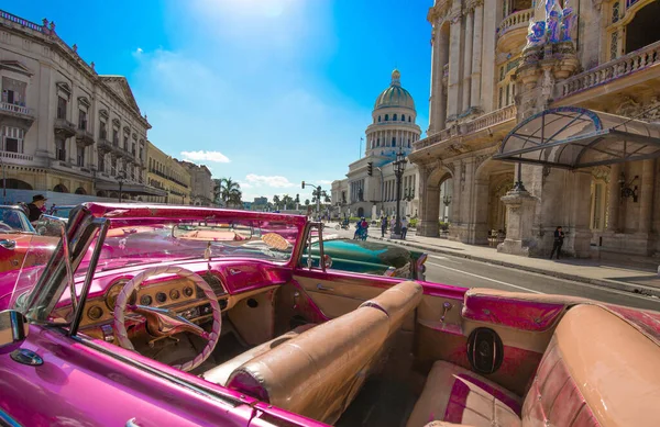 Habana Cuba Diciembre 2019 Famoso Taxi Colorido Habana Esperando Que —  Fotos de Stock