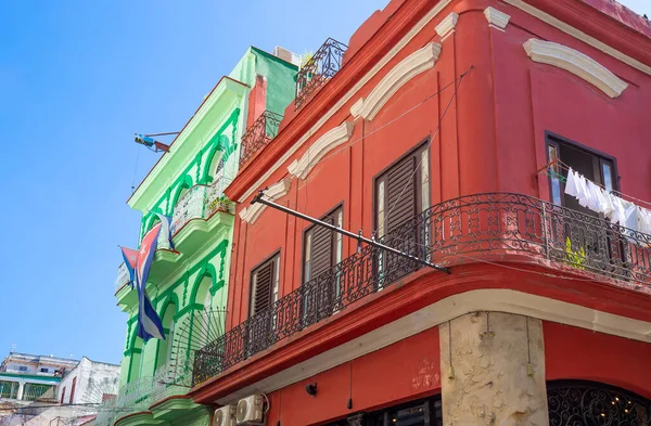 位于历史名城中心 哈瓦那维贾市 靠近帕索埃尔普拉多和卡波里奥的五彩缤纷的哈瓦那旧街 — 图库照片