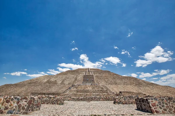 メキシコ市の近くに位置するランドマークTeotihuacanピラミッド — ストック写真