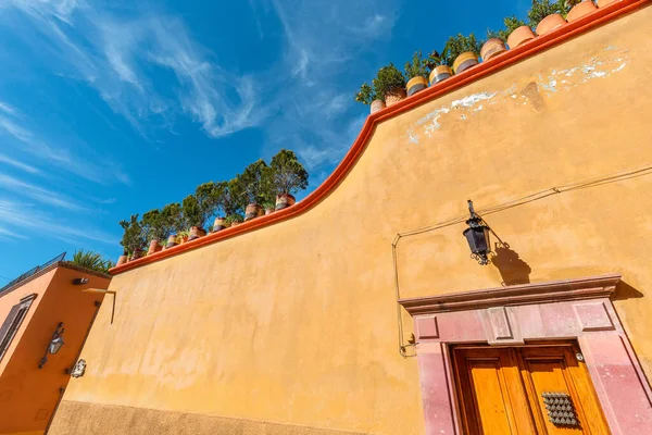 Meksika, San Miguel de Allende 'nin tarihi şehir merkezinde renkli binalar ve sokaklar