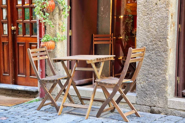 Ünlü Rio Douro Nehri 'nin yanındaki restoran.