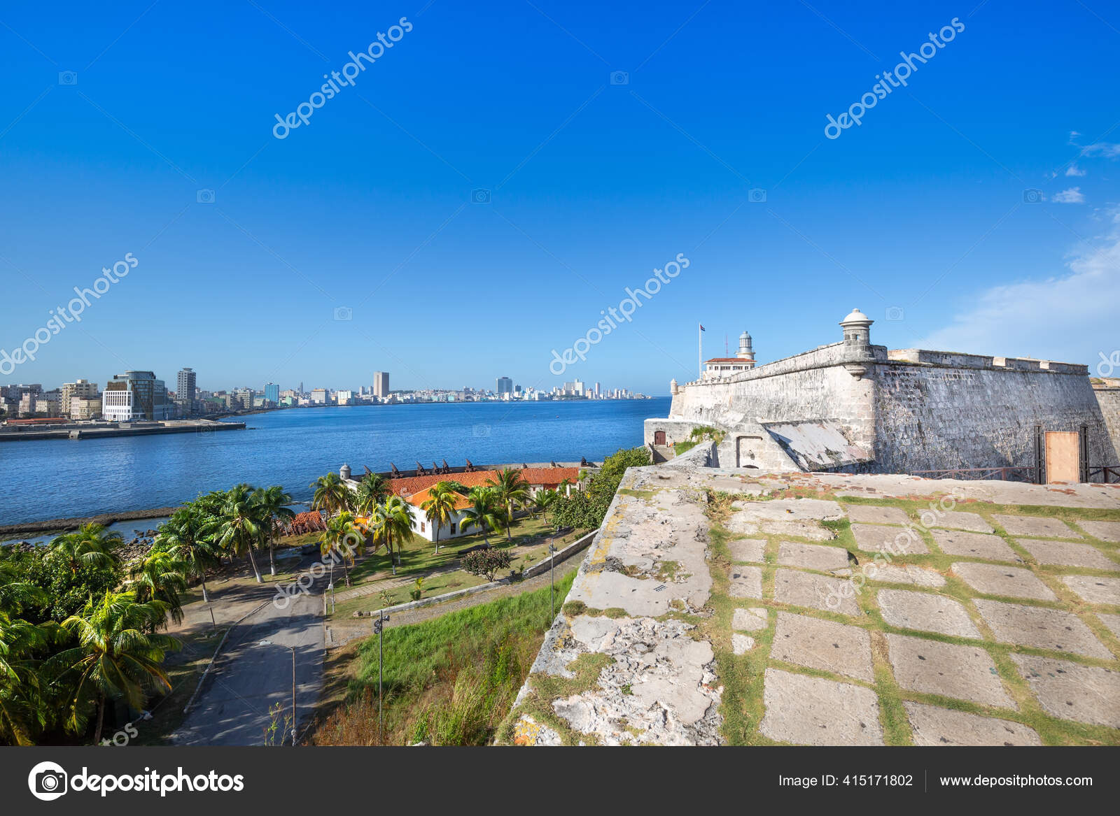 El Morro on a sunny day, Havana, Cuba - Castillo de los Tre…