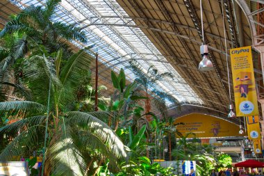 Madrid, İspanya-16 Haziran 2017: Madrid, Atocha Tren İstasyonu