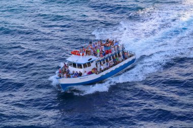 Charlotte Amalie, ABD Virgin Adaları - 20 Mayıs 2019: İnsanlar Karayip Saint Thomas Adası 'ndaki Charlotte Amalie Körfezi' nde tekne turunun keyfini çıkarıyorlar