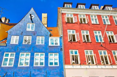 Kopenhag 'daki ünlü Nyhavn (New Harbour) körfezi, renkli binaları olan tarihi bir 17. yüzyıl Avrupa rıhtımı. Tekne ve kanal turları için bir başlangıç noktası.