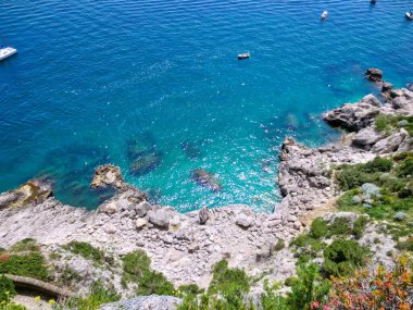 Napoli Körfezi 'ndeki Capri Adası kıyı şeridi