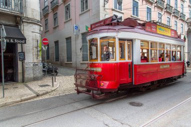 Lizbon, Portekiz-17 Ekim 2019: Lizbon 'un tarihi turizm merkezi olan ünlü sarı Lizbon tramvay hatları