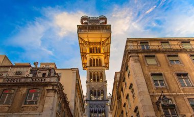 Lizbon 'un tarihi şehir merkezinde Rossio Meydanı yakınlarında Santa Justa Asansör Girişi