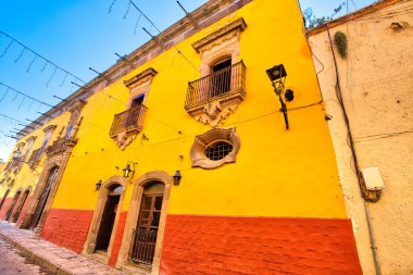 Meksika, San Miguel de Allende 'nin tarihi şehir merkezinde renkli binalar ve sokaklar
