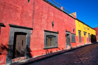 Meksika, San Miguel de Allende 'nin tarihi şehir merkezinde renkli binalar ve sokaklar
