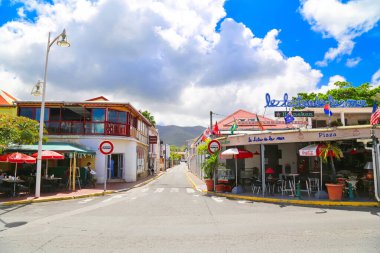 Philipsburg, Sint Maarten-20 Nisan 2017: Marina ve alışveriş bölgesi yakınlarındaki tarihi şehir merkezinde Sint Maarten caddeleri