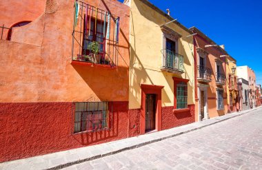 Meksika, San Miguel de Allende 'nin tarihi şehir merkezinde renkli binalar ve sokaklar