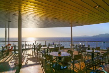 Karayipler 'de tatil yapan Aziz Thomas Adası' nın manzaralı bir yolcu gemisinden görüntü.