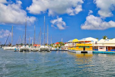 Philipsburg, Sint Maarten - 20 Nisan 2016: Sint Maarten Körfezi ve yat kulübü