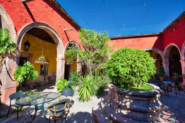 Meksika, San Miguel de Allende 'nin tarihi şehir merkezinde renkli binalar ve sokaklar