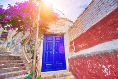 Guanajuato tarihi şehir merkezinde manzara kaldırımlı sokaklar ve geleneksel renkli koloni mimarisi