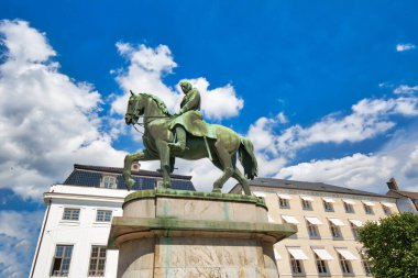 Kopenhag, Danimarka-1 Ağustos 2018: Tarihi şehir merkezinde Nyhavn yakınlarındaki Hristiyan X heykeli