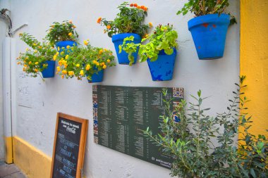 Cordoba, İspanya-23 Ekim 2017: Mezquita Katedrali yakınlarındaki İspanyol restoran girişi