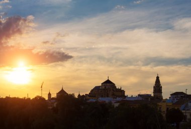 Mezquita Katedrali, Cordoba 'nın tarihi merkezinde güneşli bir günde