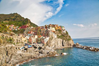 Manarola renkli manzaralı sokaklar