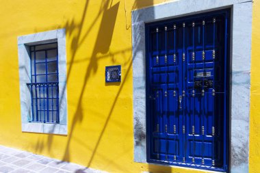 Guanajuato, Meksika, tarihi şehir merkezinde manzara renkli sokaklar