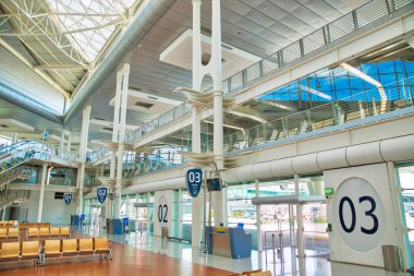 Lizbon, Portekiz - 17 Mayıs 2019: Lizbon Havaalanı, Eopean ve uluslararası uçuşlar için ana kalkış salonu