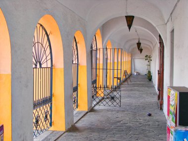 Latacunga, Ekvador-20 Ağustos 2018: Cotopaxi Eyaletinin başkenti Ekvador 'da Latacunga şehrinin sömürge sokakları