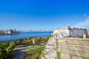 Ünlü Morro Şatosu (Castillo de los Tres Reyes del Morro) Havana, Küba 'da Havana körfezi girişini koruyan bir kale.