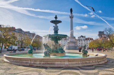 Lizbon, Portekiz-27 Ekim 2017: Lizbon 'daki ünlü Rossio Meydanı Çeşmesi