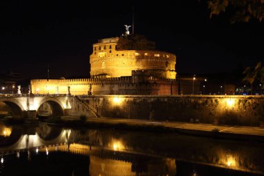 Roma 'daki Saint Angelo Kalesi Köprüsü (Castel Sant' Angelo)