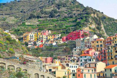 İtalya, Manarola renkli sokaklar manzaralı kıyı şeridi