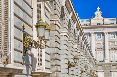 Madrid, İspanya-22 Ekim 2017: Madrid 'deki ünlü Kraliyet Sarayı, İspanya Kraliyet Ailesi' nin resmi konutu.