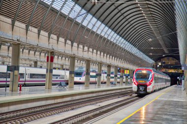 Seville, İspanya, 19 Ekim 2016: Seville ana tren istasyonu, Santa Justa, yoğun bir şehirlerarası bağlantı merkezi
