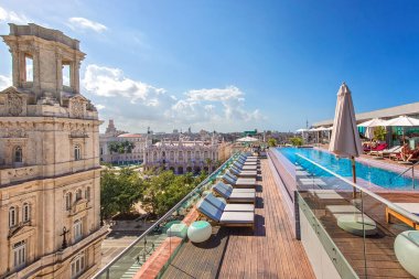 Havana, Küba, 16 Aralık 2019: Havana Tarih Merkezi (Havana Vieja) ve El Capitolio 'nun manzaralı panoramik manzarası yüzme havuzu ve restoranı olan lüks otelin terasından