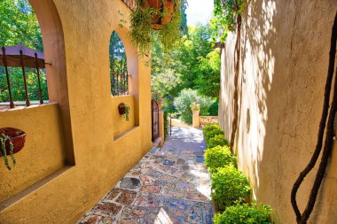 Meksika, tarihi şehir merkezinin Zona Centro 'sunda San Miguel de Allende caddeleri ve renkli binalar.