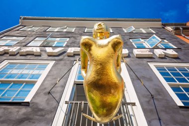 Kopenhag, Danimarka-2 Ağustos 2019: Kopenhag 'daki ünlü Nyhavn (Yeni Liman) körfezi, Avrupa' nın tarihi, renkli binaları olan 17. yüzyıldan kalma bir liman. Tekne ve kanal turları için bir başlangıç noktası.